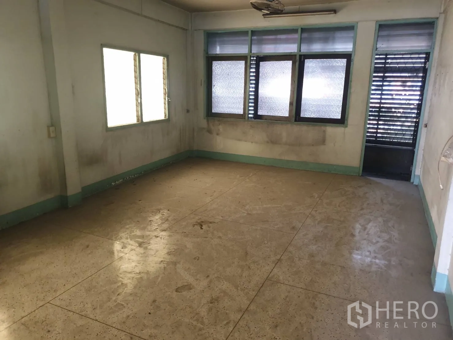店屋 出租在Phra Khanong, Bangkok - 楼上房间带多扇窗与瓷砖地面，平面布局灵活。
