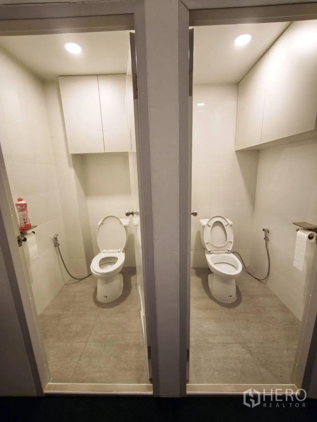 零售空间 for rent in Watthana, Bangkok - 两间独立现代化卫生间，白色洁具与顶柜。
