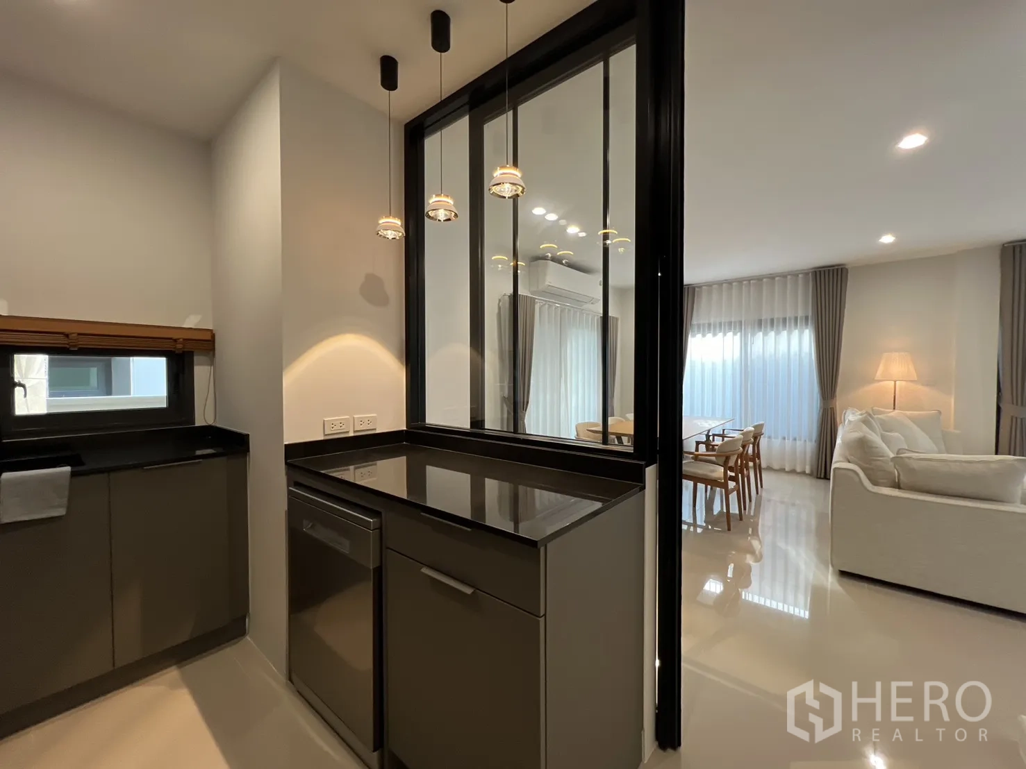 独立式住宅 出租在Prawet, Bangkok - 厨房与客厅相望的透窗。