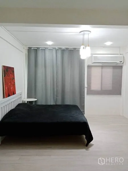联排别墅 出租或出售在Khlong Toei, Bangkok - 极简卧室，双人床、灰色窗帘与空调