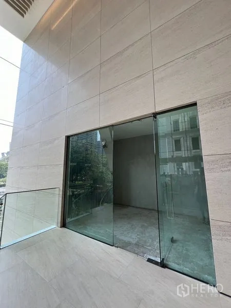 Retail Space for rent in Pathum Wan, Bangkok - Glass-front retail unit with floor-to-ceiling facade in a modern building lobby in Pathum Wan, Bangkok.