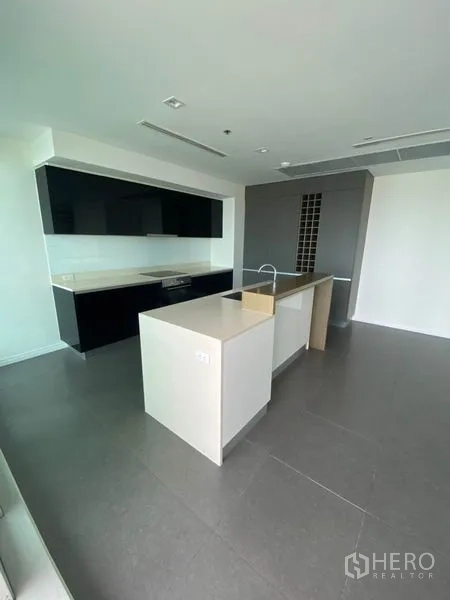 公寓 出租或出售在Khlong San, Bangkok - 现代开放式厨房，岛台水槽与黑色橱柜。