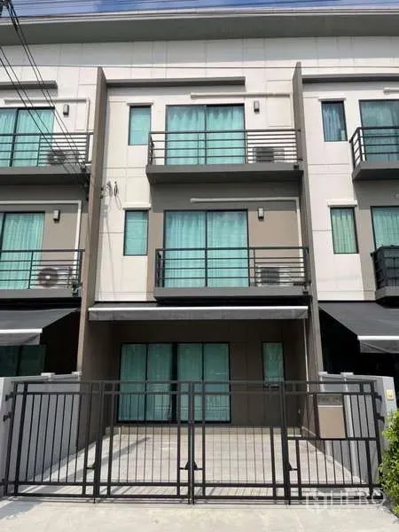 ทาวน์เฮาส์ ให้เช่าหรือขายในPhasi Charoen, Bangkok - มุมมองด้านหน้าอาคารทาวน์เฮ้าส์ 3 ชั้น พร้อมประตูรั้วและระเบียง