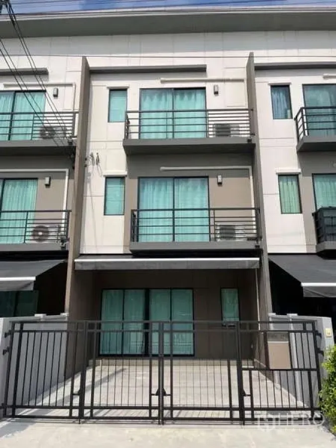 ทาวน์เฮาส์ ให้เช่าหรือขายในPhasi Charoen, Bangkok - มุมมองด้านหน้าอาคารทาวน์เฮ้าส์ 3 ชั้น พร้อมประตูรั้วและระเบียง