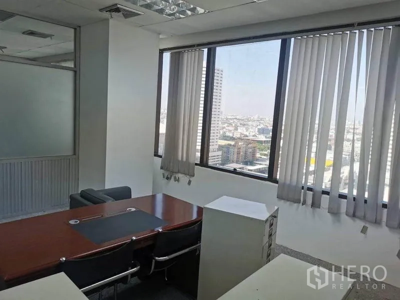 办公空间 出租在Bang Na, Bangkok - 带会议桌的独立办公室，落地窗与百叶可眺望曼谷城市景观。