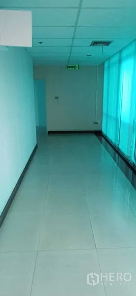 สำนักงาน ให้เช่าในHuai Khwang, Bangkok - ทางเดินกว้าง หน้าต่างฟิล์มสีฟ้าเขียวและพื้นกระเบื้องขัดมัน