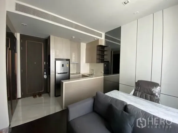 คอนโด ให้เช่าในWatthana, Bangkok - คิทเชนเน็ตตู้บิลท์อิน ตู้เย็น และเคาน์เตอร์บาร์หันเข้าหาพื้นที่นั่งเล่น