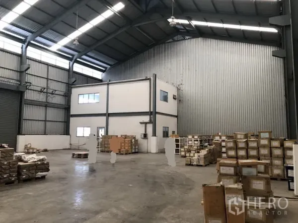 工厂 出租在Khlong Luang, Pathum Thani - 厂房内部空间宽敞，钢结构高屋顶、混凝土地面和两层办公室。