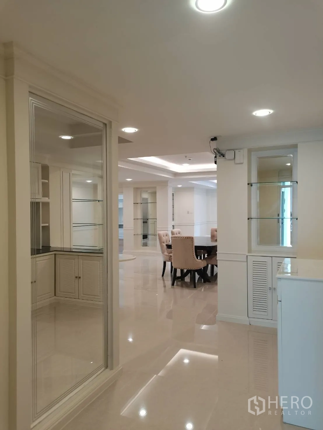 คอนโด for rent in Watthana, Bangkok - โถงทางเข้ากว้าง พื้นเงางาม มีชั้นวางกระจก มองต่อเนื่องไปยังพื้นที่รับประทานอาหาร