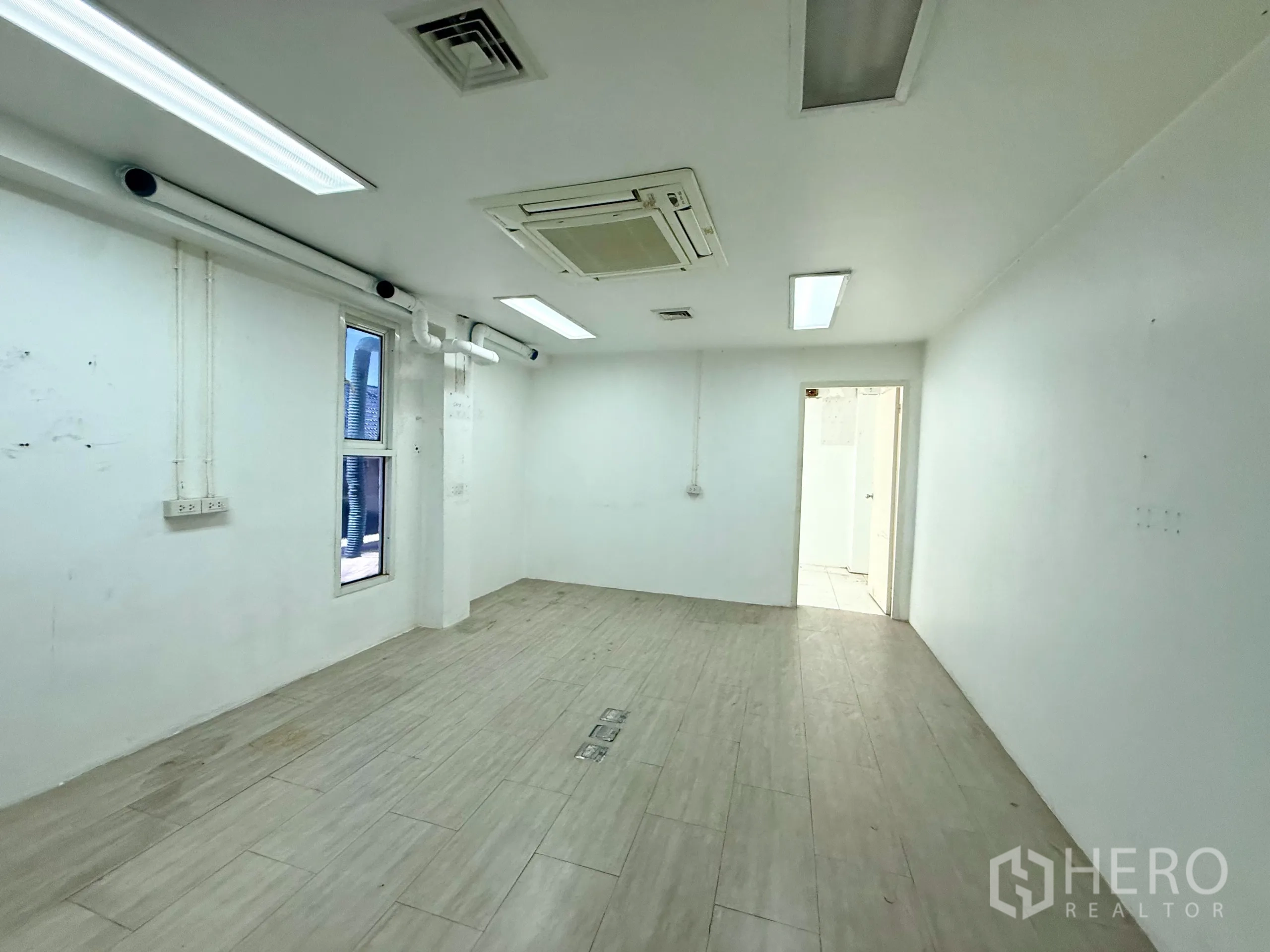 办公空间 出租在Bueng Kum, Bangkok - 玻璃推拉门分隔的会议室