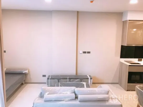 คอนโด ให้เช่าในWatthana, Bangkok - มุมมองพื้นที่ใช้สอยและแพนทรี โทนสีอบอุ่นพร้อมเฟอร์นิเจอร์ใหม่
