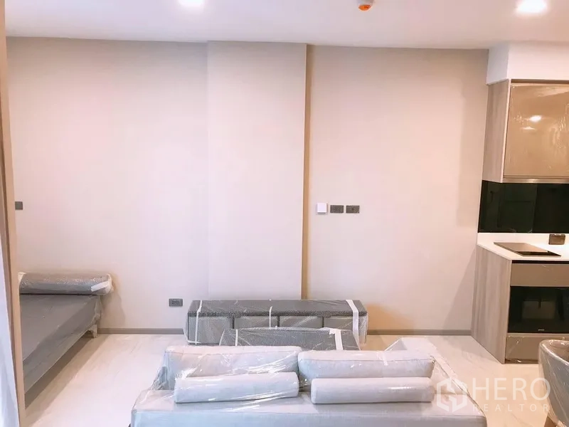 คอนโด ให้เช่าในWatthana, Bangkok - มุมมองพื้นที่ใช้สอยและแพนทรี โทนสีอบอุ่นพร้อมเฟอร์นิเจอร์ใหม่