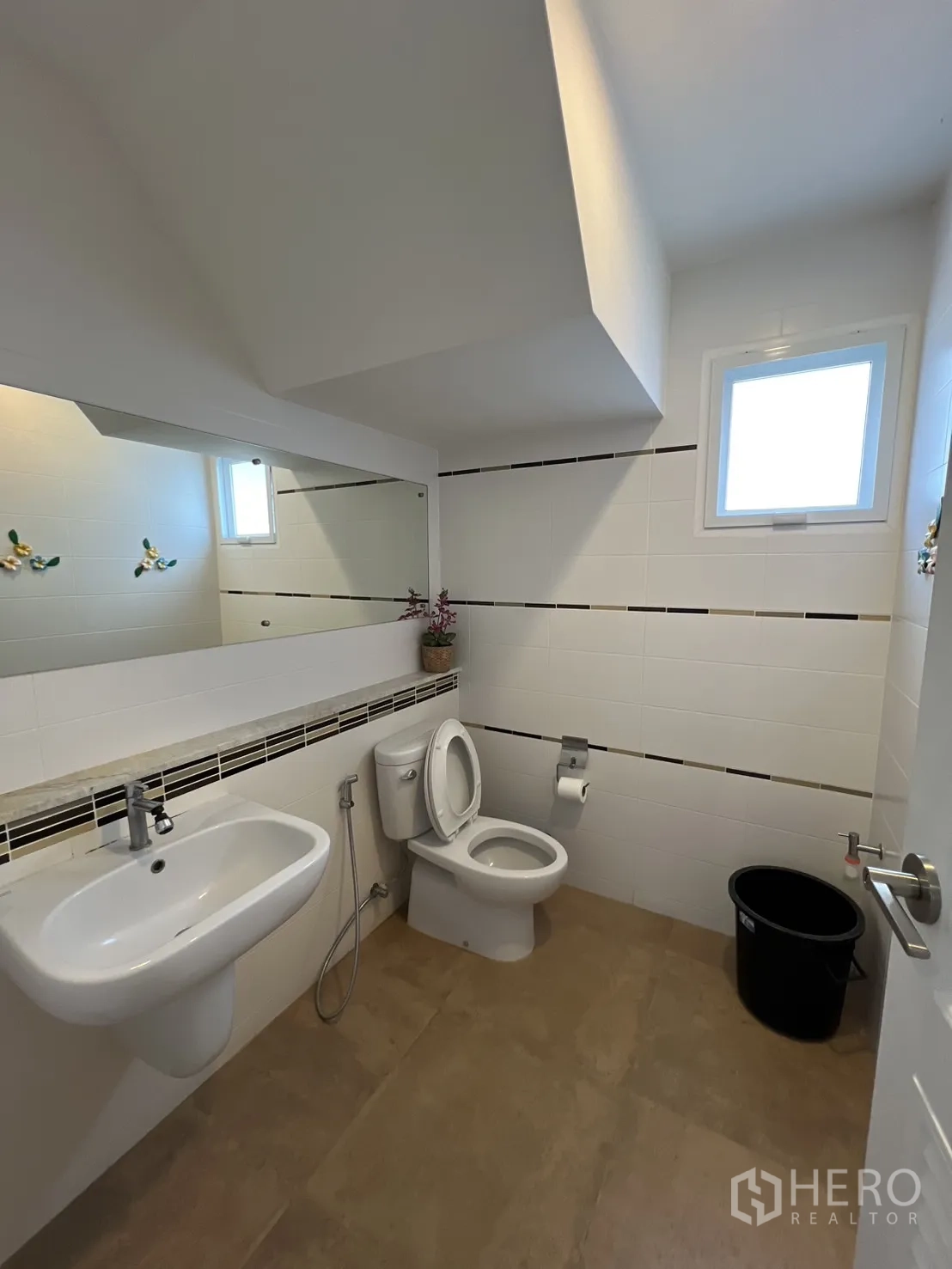 Detached House for rent in Bang Kapi, Bangkok - Ground-floor bathroom with white sanitary ware, mirror and window.