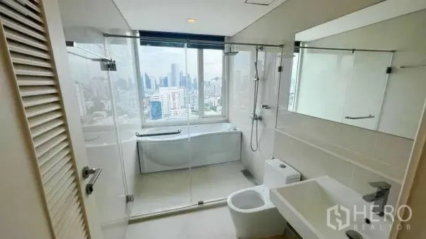 คอนโด ให้เช่าในWatthana, Bangkok - ห้องน้ำโมเดิร์นพร้อมตู้ shower กระจกและอ่างอาบน้ำ หน้าต่างบานใหญ่เห็นวิวกรุงเทพฯ