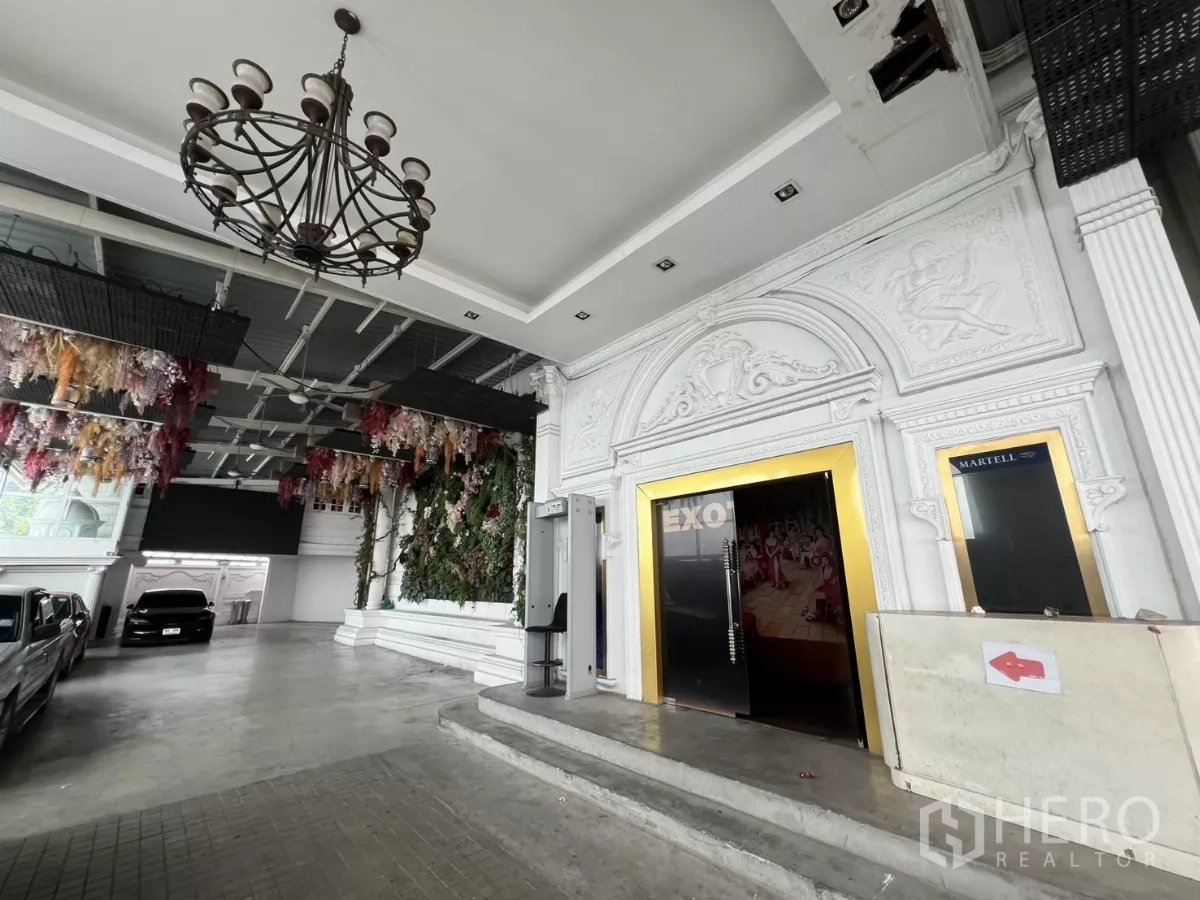 พื้นที่ขายปลีก ให้เช่าในWatthana, Bangkok - ทางเข้าอาคารสไตล์คลาสสิก ประตูกรอบทองและโคมแชนเดอเลียร์