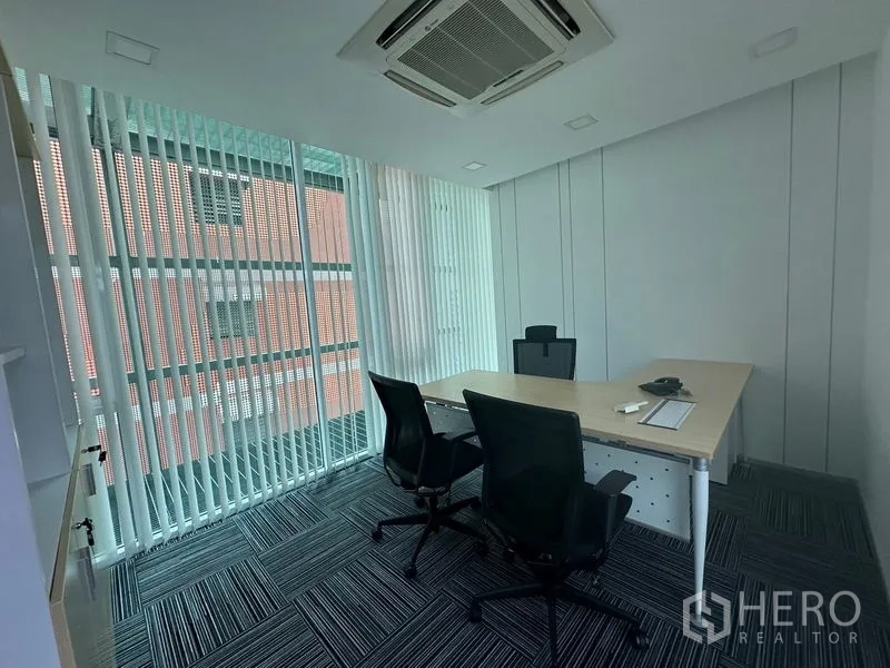 สำนักงาน ให้เช่า - ออฟฟิศผู้บริหารพร้อมมู่ลี่ โต๊ะทรง L และเก้าอี้รับรองสองตัว