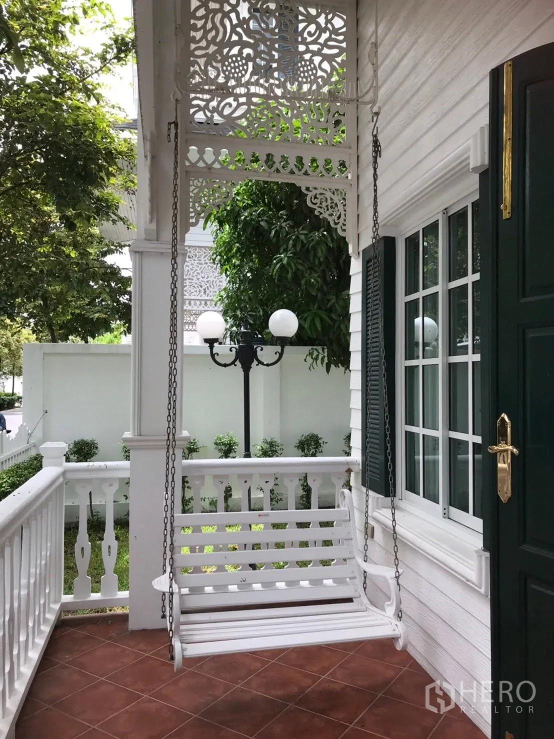 บ้านเดี่ยว for rent in Mueang Samut Prakan, Samut Prakan - เฉลียงหน้าบ้านมีชิงช้าห้อยสีขาวและฉลุลายตกแต่ง