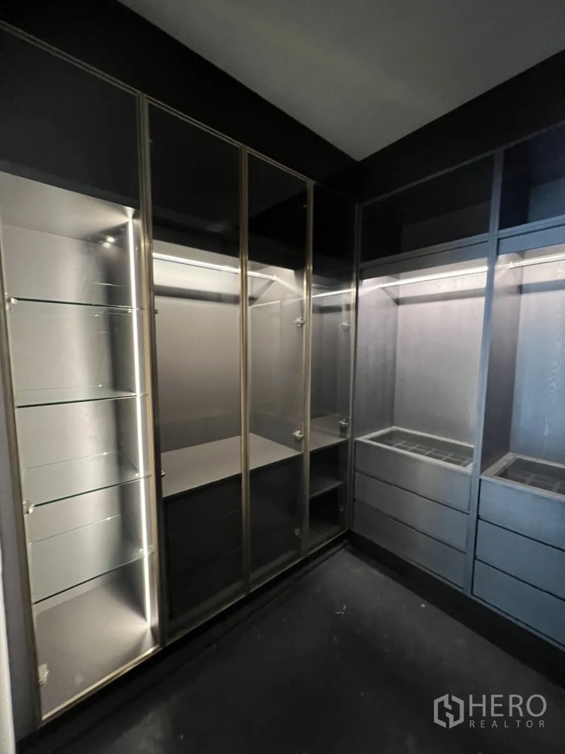 Shophouse for rent or sale in Watthana, Bangkok - Utility corner with stainless steel sink and subway tile backsplash.