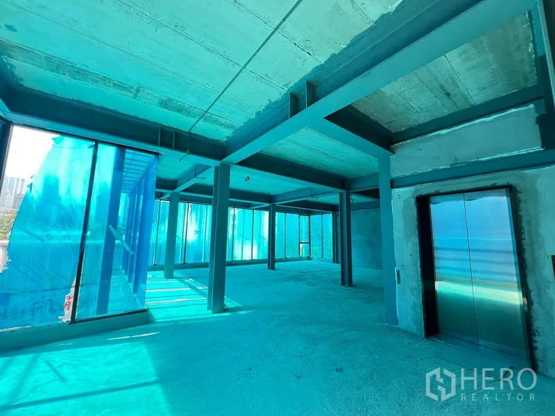 Retail Space for rent in Pathum Wan, Bangkok - Corner retail floor with lift access, steel structure and wraparound glazing providing strong visibility.