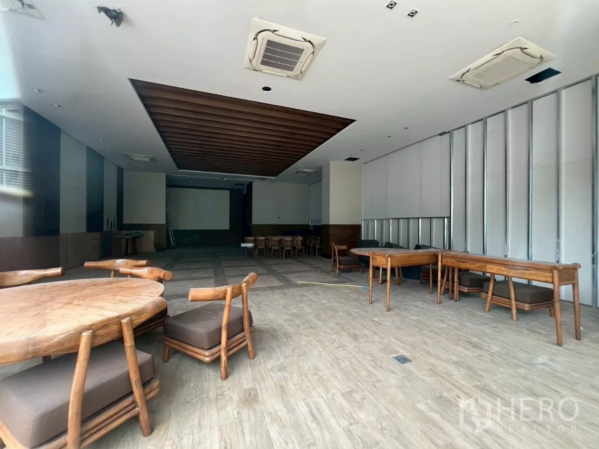 零售空间 出租 - 开放式室内，木纹地板、吊顶嵌入式空调与木质桌椅。