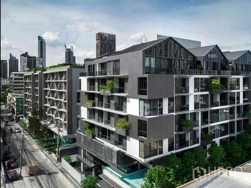 公寓 出租在Khlong Toei, Bangkok - 现代低层公寓外立面，带阳台与绿植，位于空堤区。