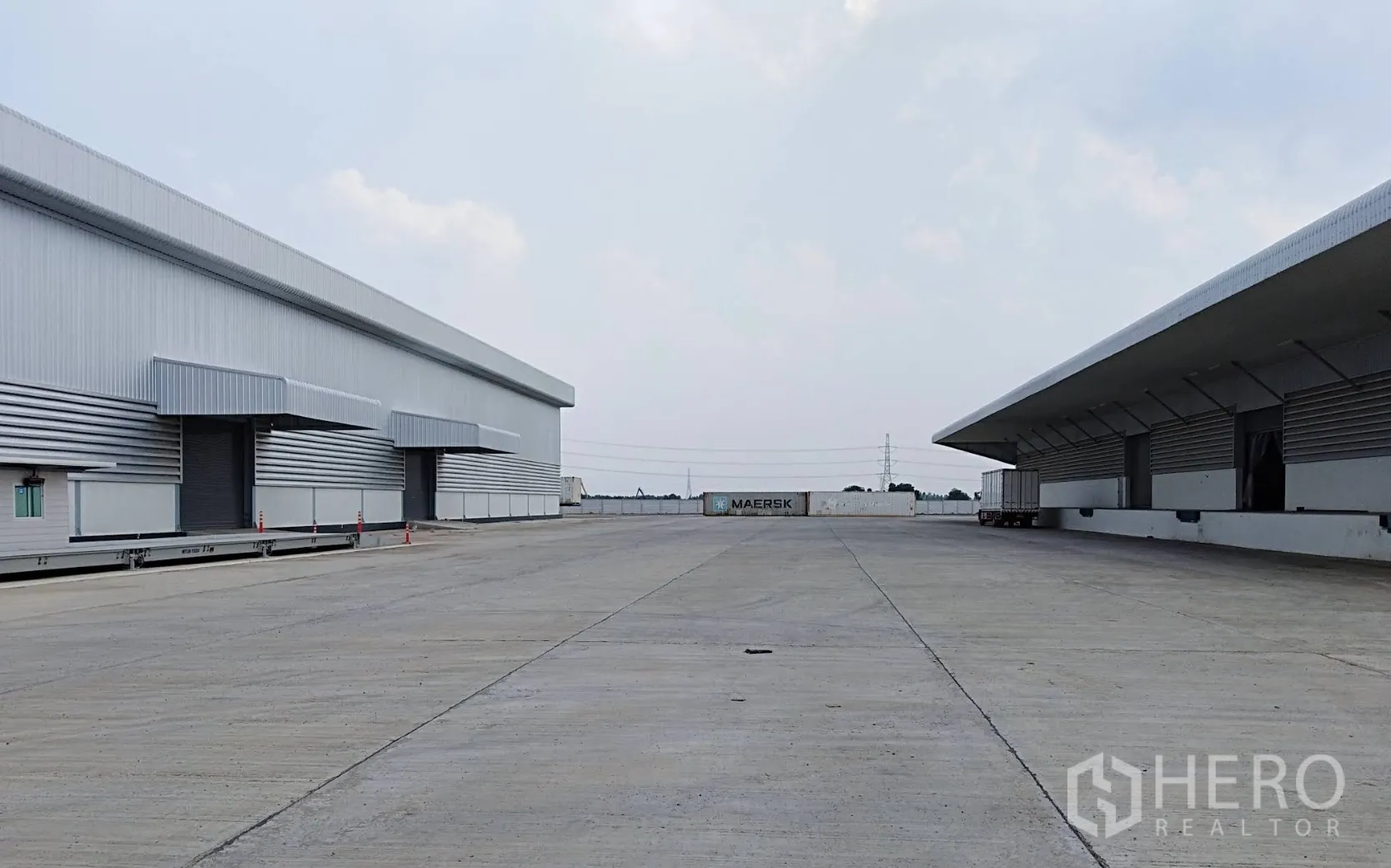 โกดัง for rent in Wang Noi, Phra Nakhon Si Ayutthaya - ทางสัญจรคอนกรีตกว้างระหว่างอาคารคลังสินค้าสองฝั่ง พร้อมท่ีโหลดและพื้นที่สำหรับรถพ่วง