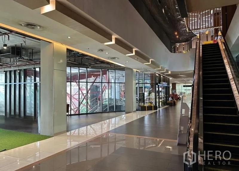 พื้นที่ขายปลีก ให้เช่าในWatthana, Bangkok - โถงศูนย์การค้ามีบันไดเลื่อน ข้างหน้าร้านกระจกและพื้นกระเบื้องมันวาว