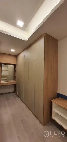 独立式住宅 出租 - 步入式衣帽区，整面高柜与化妆台