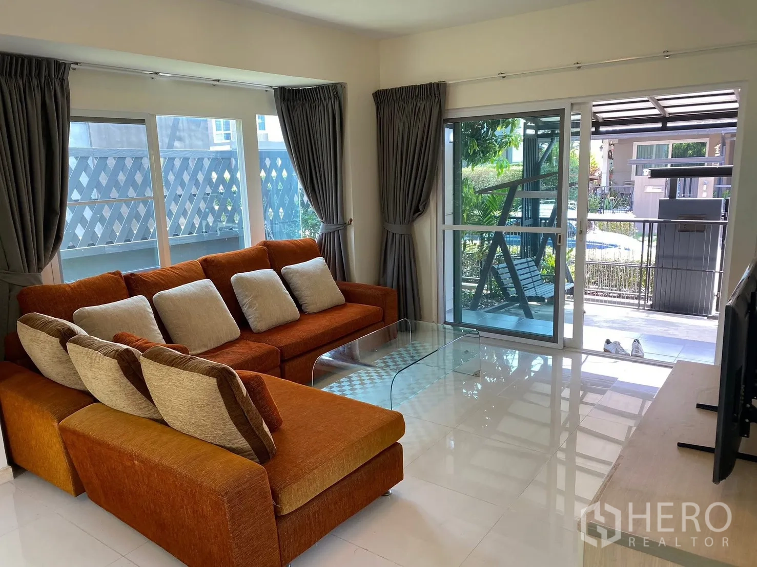 บ้านเดี่ยว for rent in Prawet, Bangkok - เฉลียง/ที่จอดรถมุงหลังคาพร้อมชิงช้าไม้และทางเข้าบ้าน