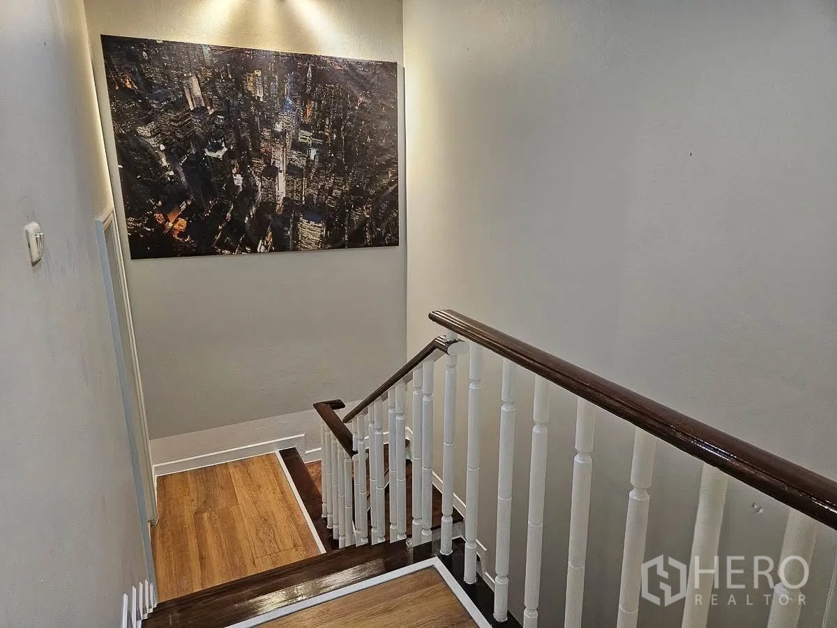 ทาวน์เฮาส์ for rent in Yan Nawa, Bangkok - โถงบันไดราวไม้พร้อมภาพแขวนขนาดใหญ่