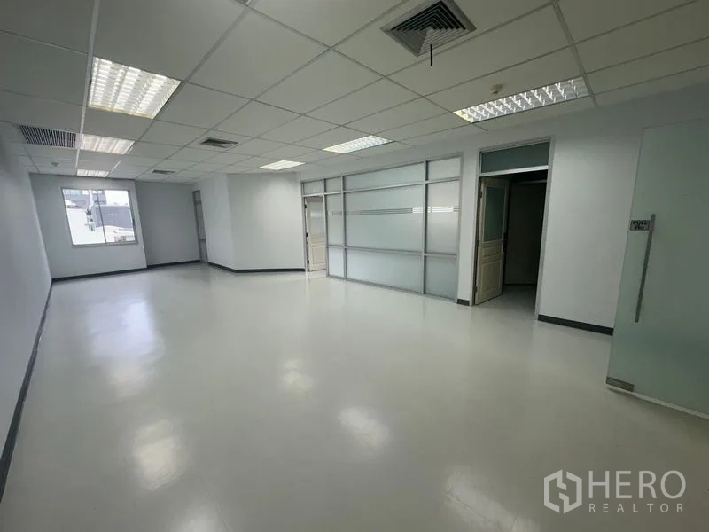 Office Space for rent in Bang Rak, Bangkok - Open-plan office with drop ceiling lights, air-conditioning vents and glass partitions.