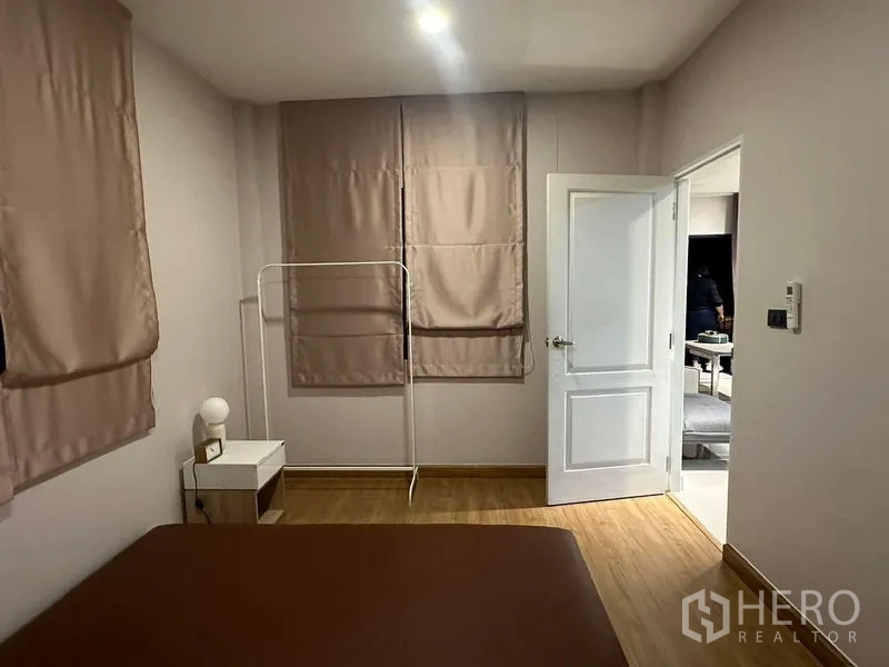Detached House for rent in Bang Phli, Samut Prakan - Guest bedroom with air-conditioner, windows and door to the hallway.