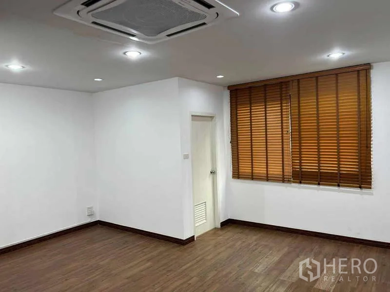 带办公室的家 出租在Bueng Kum, Bangkok - 转角办公区，木地板，百叶窗，带门通往卫生间或储物间。
