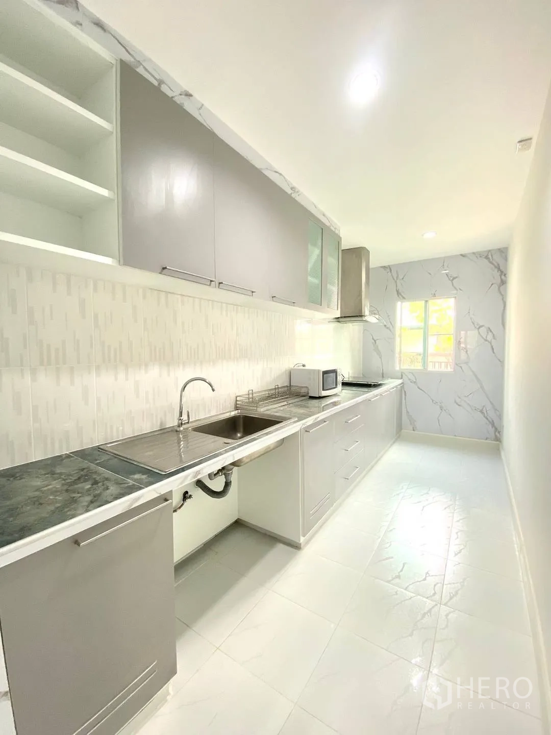 独栋房屋 for rent in Suan Luang, Bangkok - 细长走廊式厨房，水槽、橱柜与窗户。