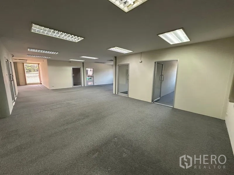 สำนักงาน ให้เช่า - พื้นที่ทำงานเปิดโล่ง มีห้องกระจกกั้นและแสงธรรมชาติ