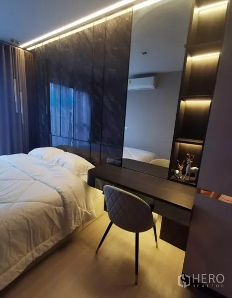 คอนโด ให้เช่าในHuai Khwang, Bangkok - ห้องนอนผนังลายหินอ่อน โต๊ะเครื่องแป้งบิลต์อิน และชุดเครื่องนอนนุ่ม