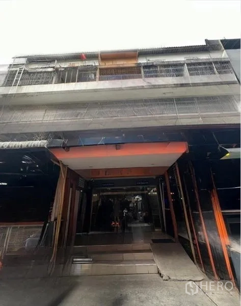 อาคารพาณิชย์ ให้เช่าหรือขายในWatthana, Bangkok - ด้านหน้าอาคารพาณิชย์หลายชั้น ทางเข้าแบบยุบเข้าและระเบียงเหล็กดัด.