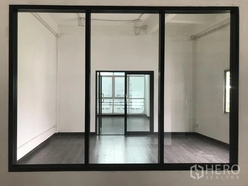 店屋 出租在Watthana, Bangkok - 黑框室内观景窗，眺望连通两间采光充足的房间