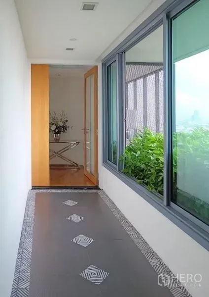 公寓 出租或出售在Yan Nawa, Bangkok - 半室外走廊，设大窗与绿植阳台