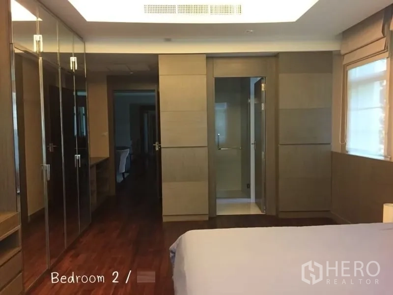 คอนโด ให้เช่าในSathon, Bangkok - ห้องนอนที่สองมีตู้เสื้อผ้าบานกระจกและห้องน้ำในตัวประตูกระจก