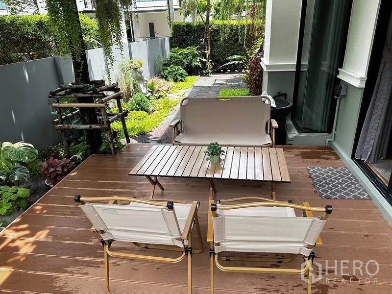 บ้าน ให้เช่าในPrawet, Bangkok - ระเบียงไม้พร้อมชุดนั่งเล่นชมสวนจัดแต่ง