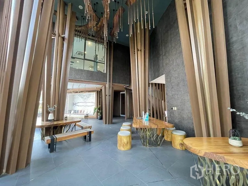 บ้าน ขายในPak Kret, Nonthaburi - ล็อบบี้คลับเฮาส์สไตล์โมเดิร์น เพดานสูงสองชั้นและเสาไม้ประดับ