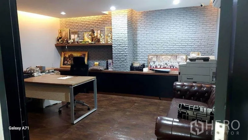 带办公室的家 出租在Nong Khaem, Bangkok - 行政办公室，砖纹特色墙、办公桌、置物架与皮沙发。