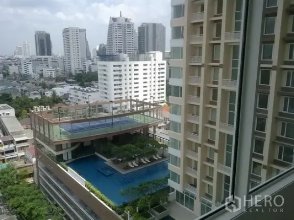 คอนโด ให้เช่าในSathon, Bangkok - พื้นที่ส่วนกลางของคอนโดมีสนามเทนนิสชั้นดาดฟ้าเหนือสระว่ายน้ำ พร้อมวิวเมือง