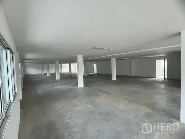 零售空间 出租在Huai Khwang, Bangkok - 宽敞的开放式楼层，白色立柱与顶灯，水泥地面便于改造。