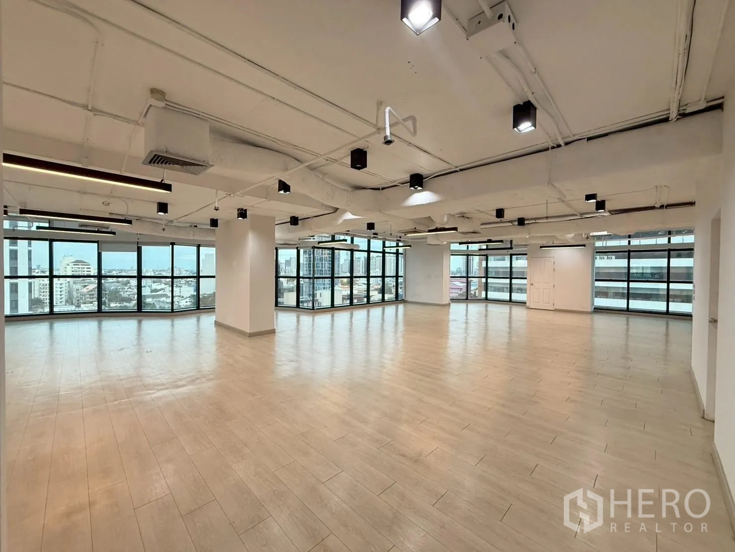 办公室 for rent in Watthana, Bangkok - 开放式办公区，双面大窗带来充足采光和城市景观。