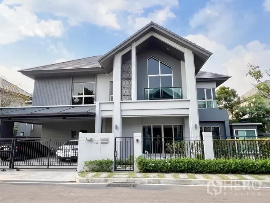 独立式住宅 出售在Bang Kapi, Bangkok - 现代两层独栋别墅外观，带入户围栏与有顶车位。