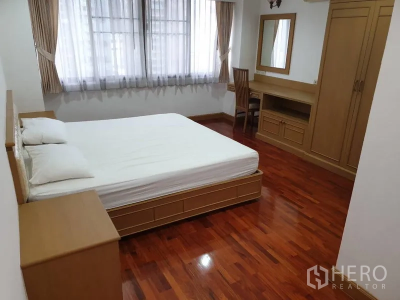 คอนโด ให้เช่าในWatthana, Bangkok - ห้องนอนหลักสว่าง โปร่ง เตียงคู่ ตู้เสื้อผ้า โต๊ะเครื่องแป้ง และพื้นไม้ขัดเงา