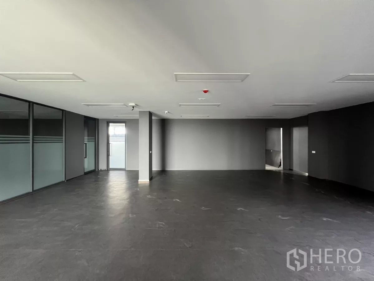 货栈 出售在Lat Krabang, Bangkok - 开放式办公室，深色地板与整面玻璃隔断。