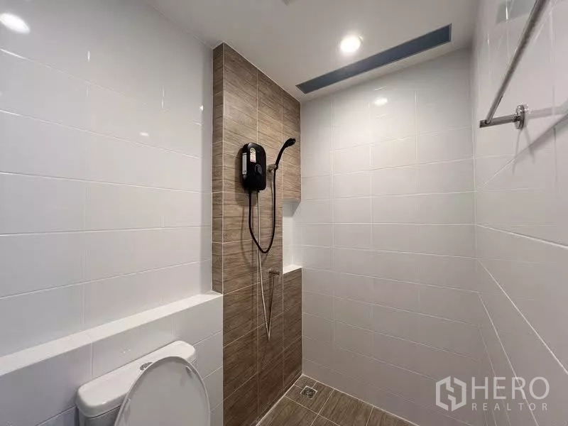 Townhouse for rent in Bang Phli, Samut Prakan - Second bathroom with tiled walk-in shower and electric water heater.
